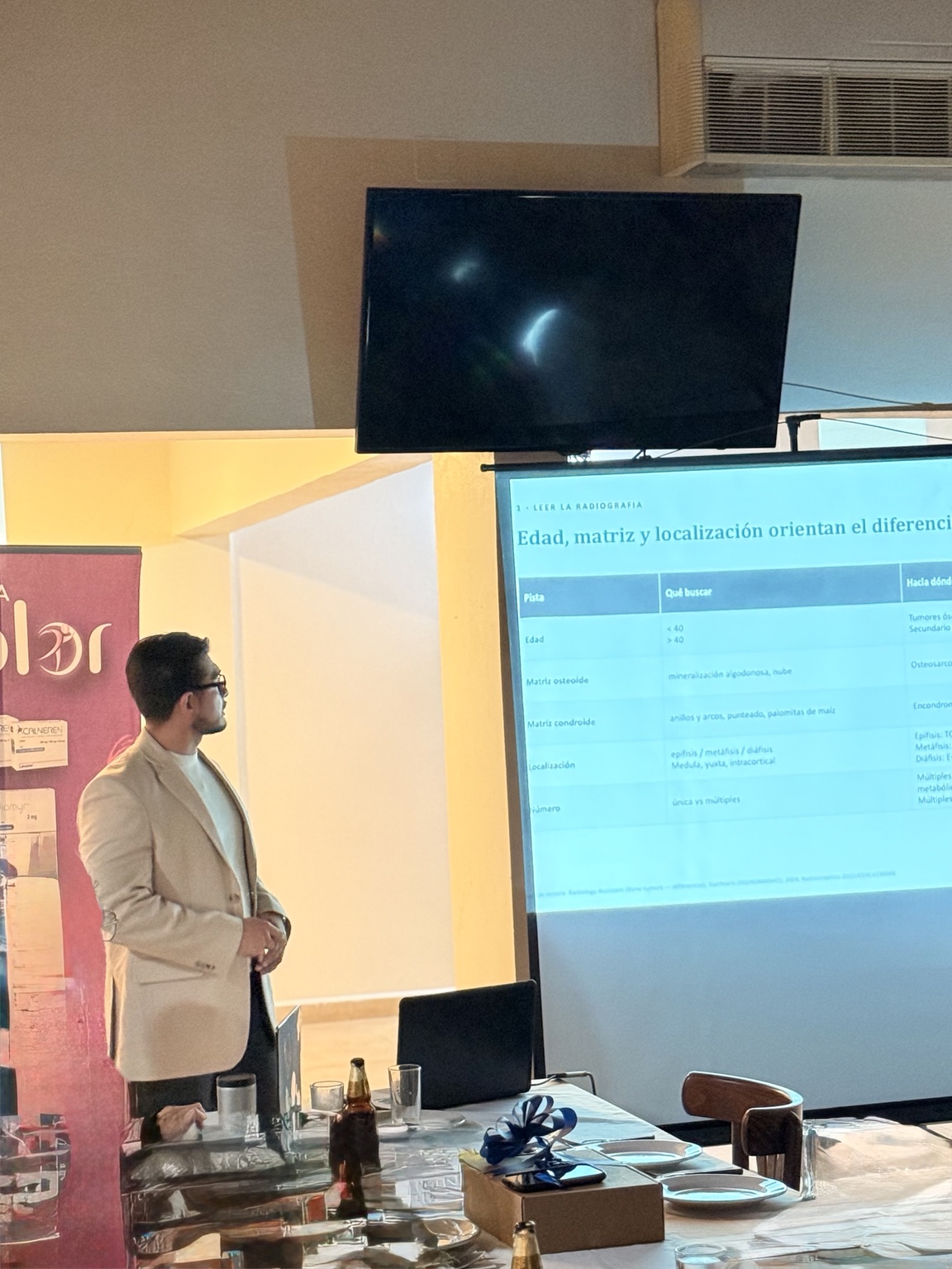 Dr. Irving Bailón durante la sesión académica de tumores óseos en Xalapa